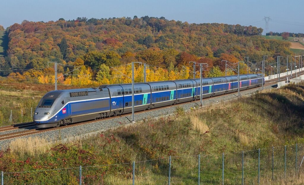 TGV francês duplex viajando em alta velocidade.