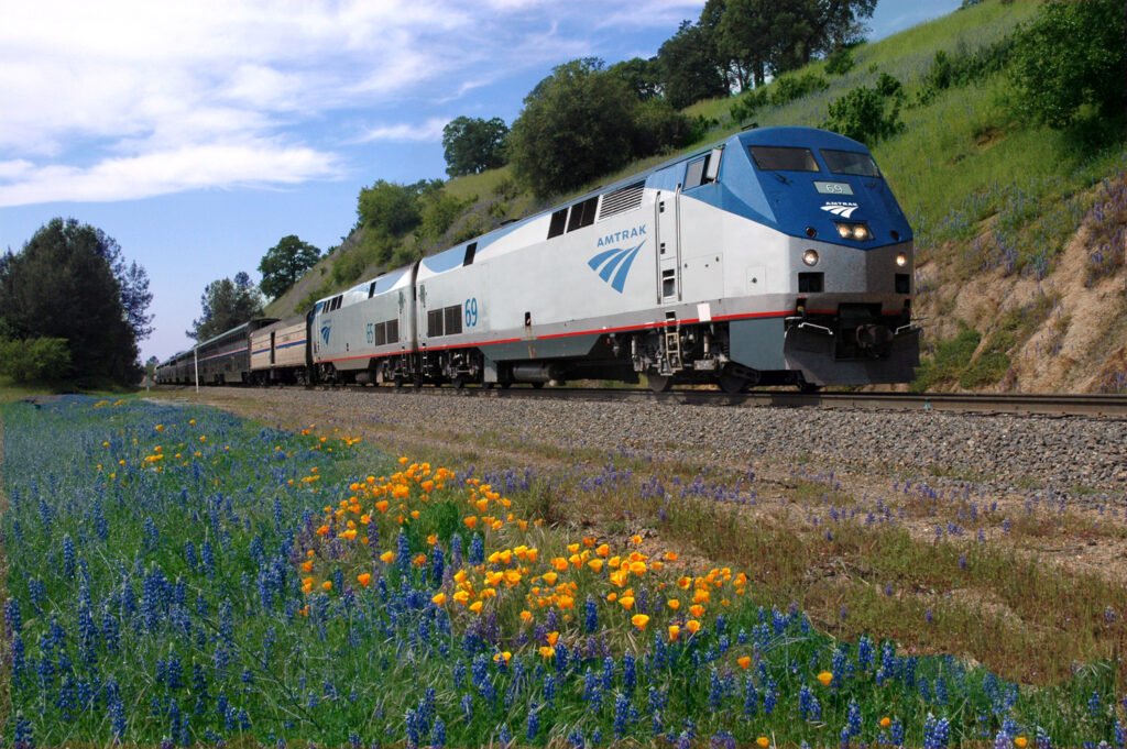 Viagens de trem pelos EUA: o California Zephyr da Amtrak rasga a paisagem numa manhã de primavera