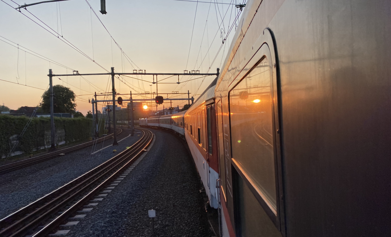 Trem European Sleeper deslizando num amanhecer