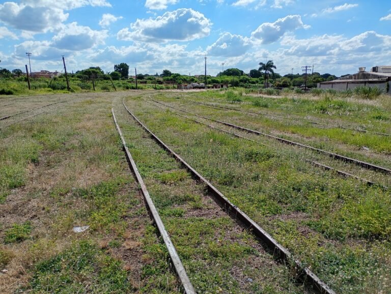 Ferrovia de bitola métrica abandonada