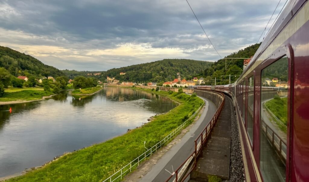 Trem European Sleeper atravessando paisagem europeia