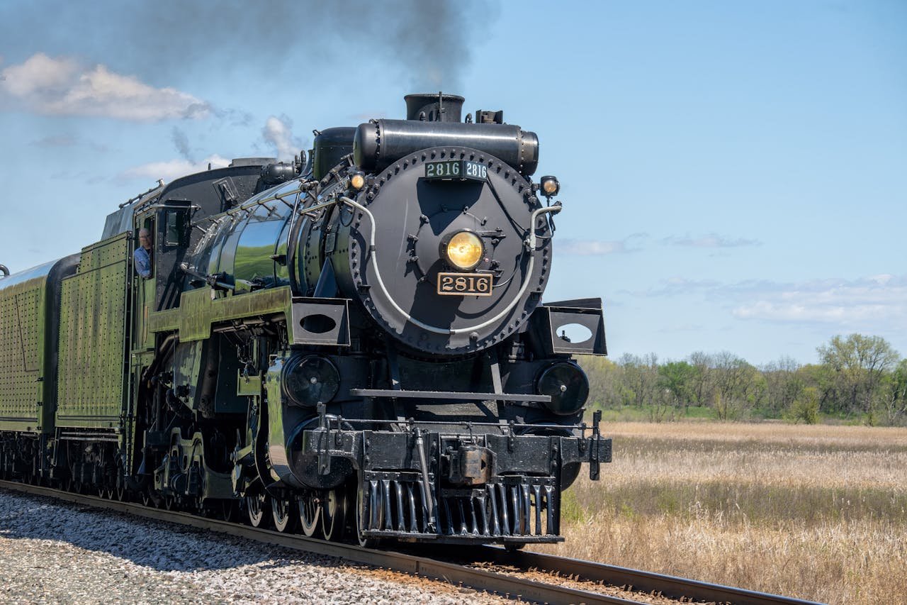 Locomotiva a valor cortando a paisagem