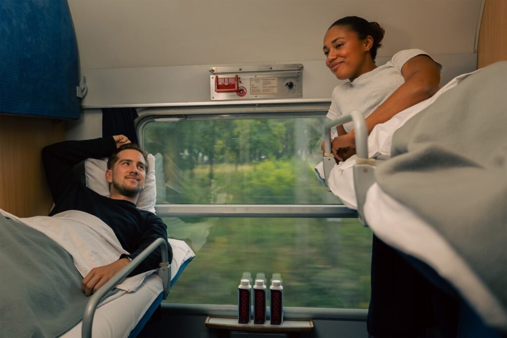 Passageiros despertam na cabine couchette do European Sleeper 