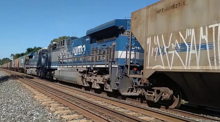 Trem da Rumo com tração distribuída
