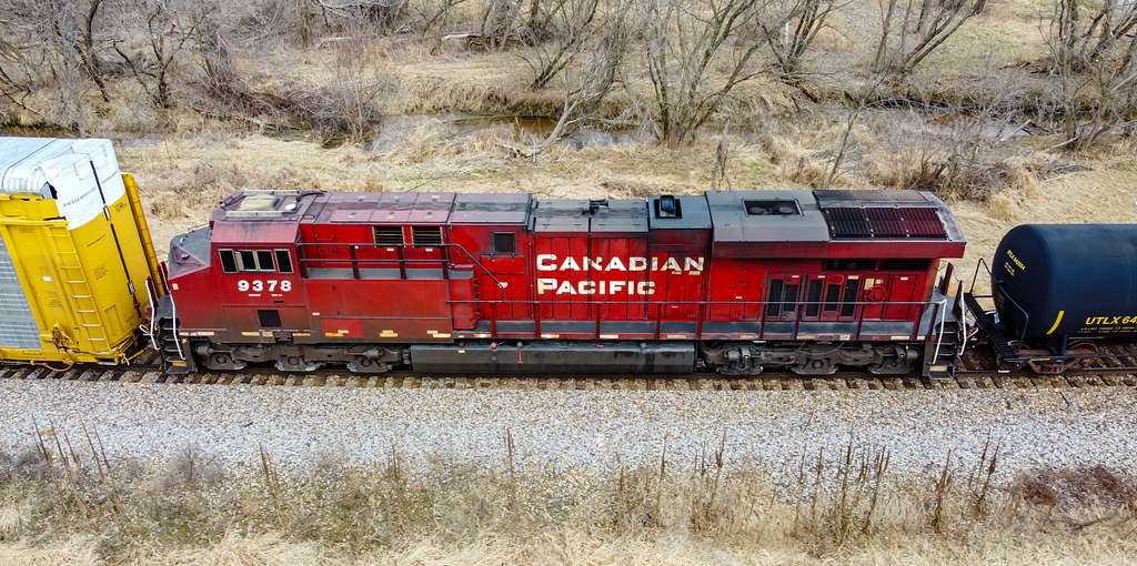Locomotiva da Canadian Pacific em tração distribuída. 