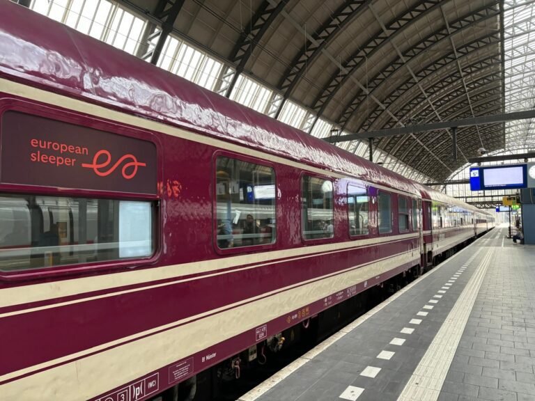 Trem da European Sleeper aguardando partida da estação.