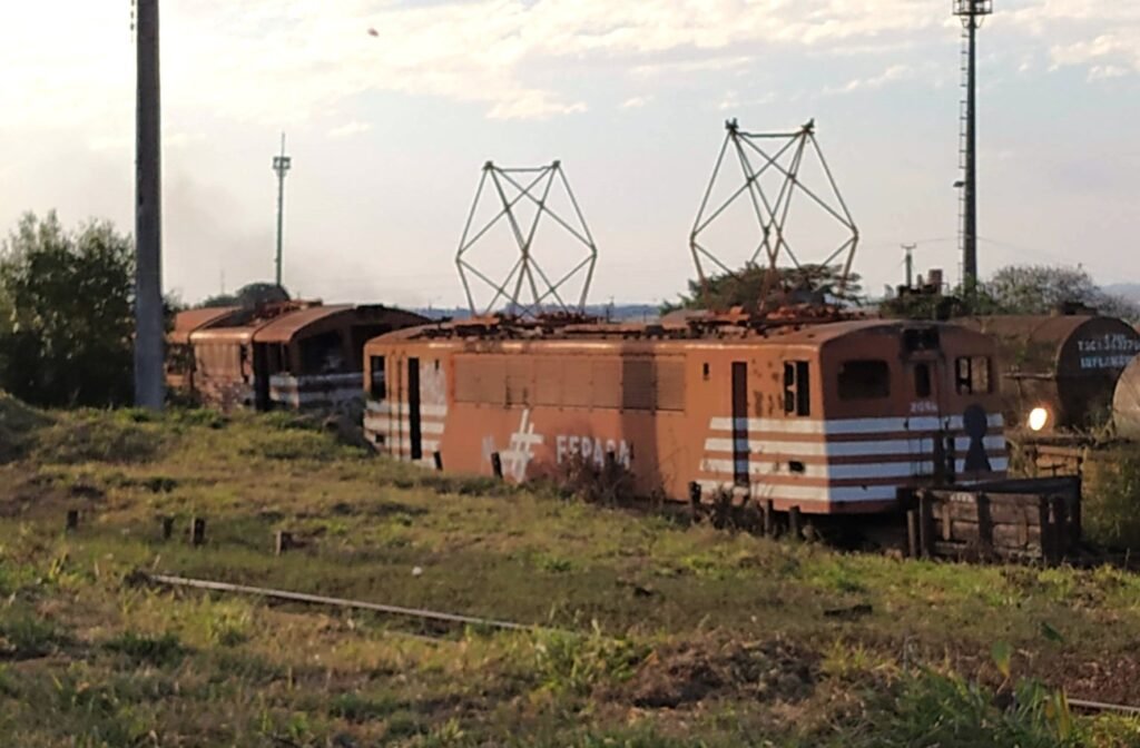 Malha e trens abandonados: reflexo do descaso com as ferrovias no Brasil