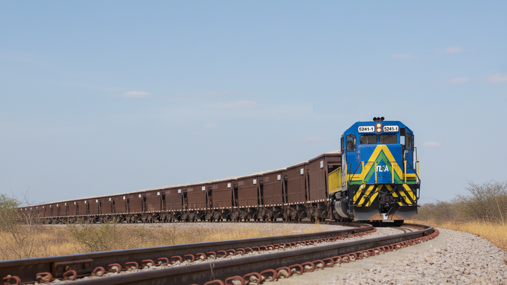 Trem de lastro nas obras da Ferrovia Transnordestina