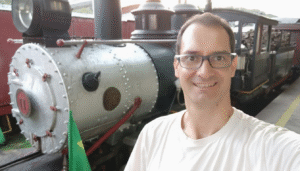 Fábio Dias, o autor do portal Trens e Trilhos, junto à locomotiva a vapor de Antonia-PR