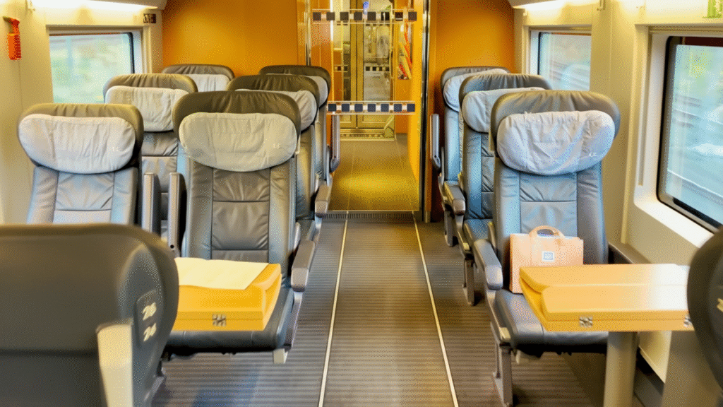 A primeira classe do trem de alta velocidade ICE : espaço e conforto para uma viagem relaxante.