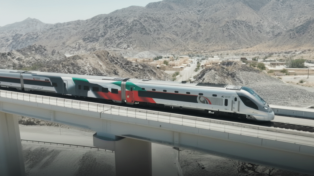 Trem da Etihad Rail atravessando ponte a 200km/l, através das montanhas.