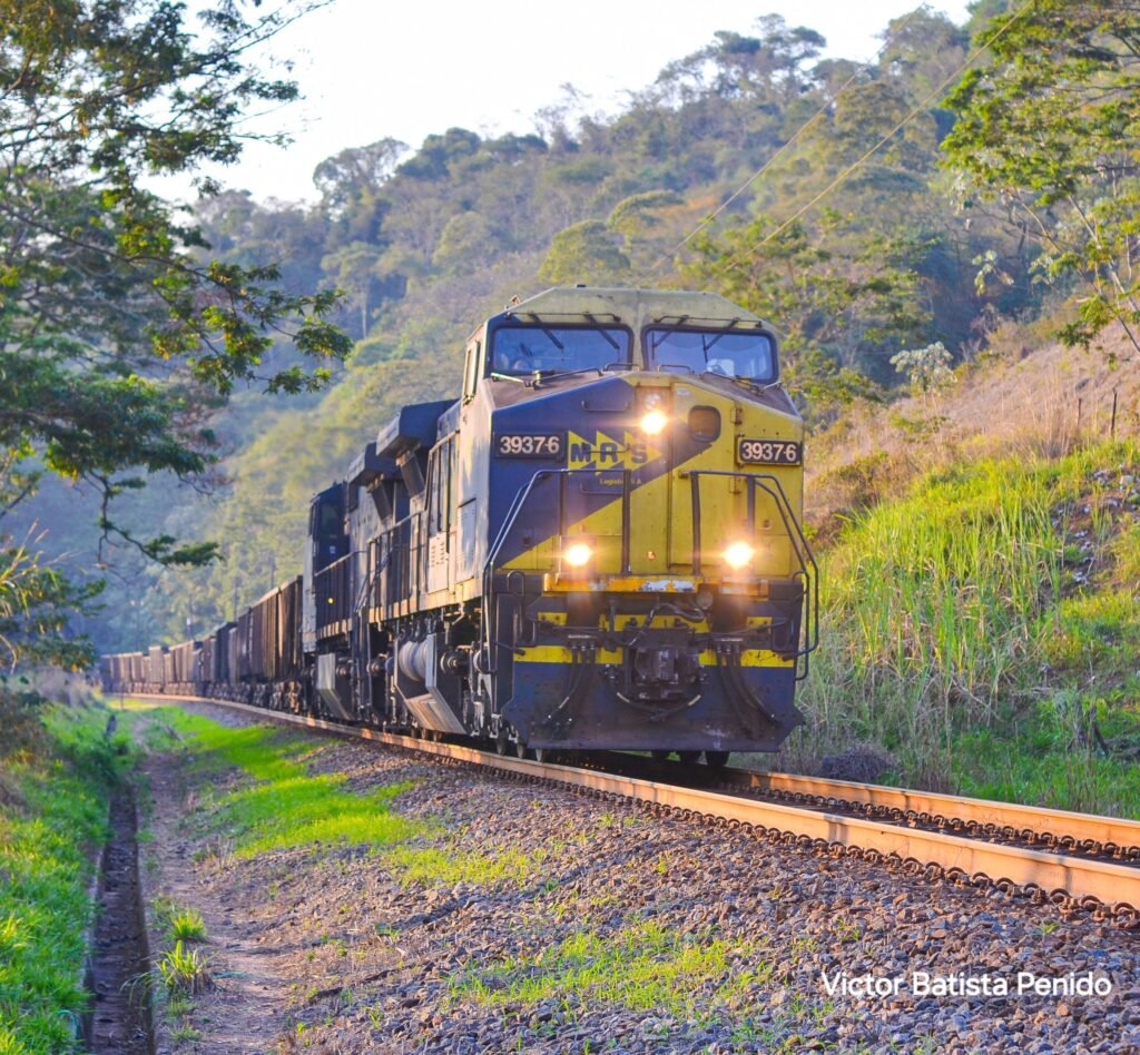 Trem de minério da MRS: agora com o funcionamento pleno do terminal de São Bento em Mogi das Cruzes, os trens da MRS servirão a mais um projeto multimodal.