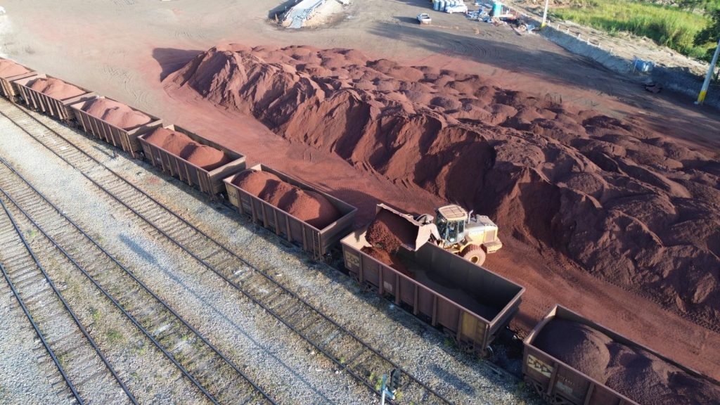 Trator carregando minério de ferro em vagões da MRS no novo terminal São Bento em Mogi das Cruzes.