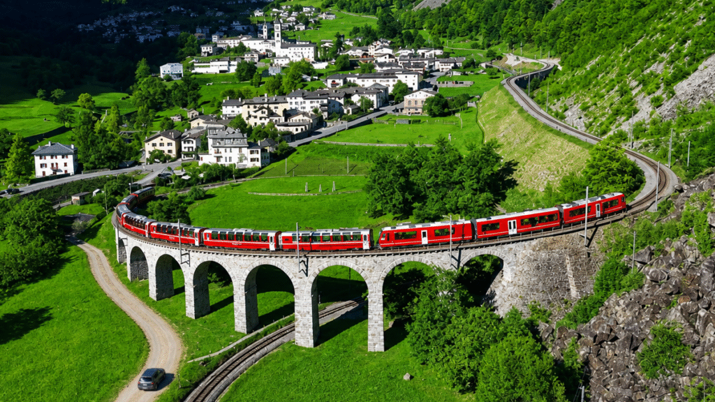 O trem Bernina Express dá a volta sobre o viaduto Brusio, num dos cartões postais dessa viagem.