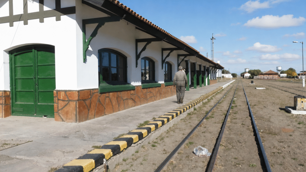 Bitolas mistas pelo mundo: na Estação de Ingeniero Jacobacci o a linha do trem tem um trilho quase na metade do dormente. 